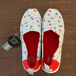 Toms Youth size 6. NWT